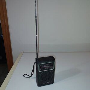 Vintage Radio Shack Handheld Realistic AM/FM Radio/AS IS /Works